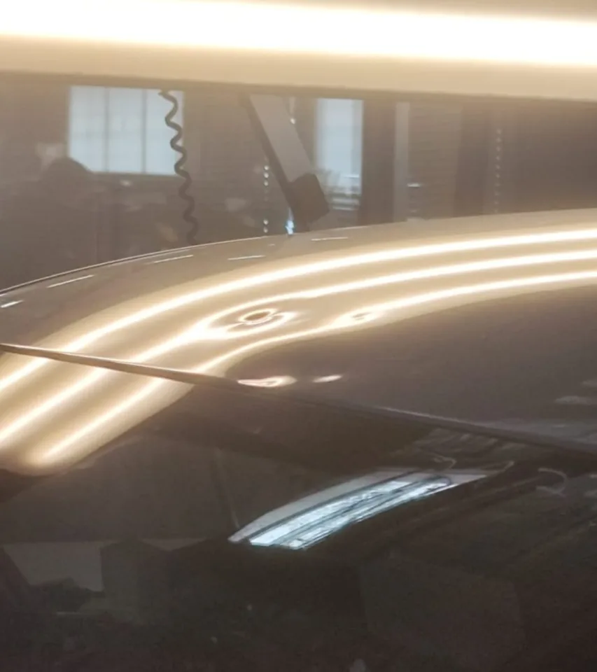 Superficie dell'auto osservata con strip light dopo la lavorazione