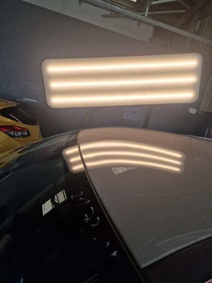 Superficie dell'auto osservata con strip light prima della lavorazione